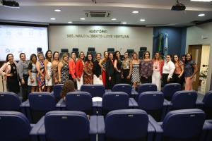 As juízas Adriana Ramos de Mello, Yedda Christina Ching San, Katerine Jatahy, Renata Medina e  representantes da Polícia Civil