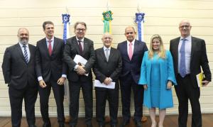 Compuseram a mesa: os desembargadores Alexandre Câmara e André Gustavo Corrêa de Andrade, o palestrante Lenio Streck, o professor Vicente de Paulo Barreto, o desembargador Luciano Rinaldi, a secretária-geral da EMERJ Lucia Frota Pestana de Aguiar Silva e o desembargador Fernando Cerqueira Chagas