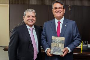 Paulo Cezar Pinheiro Carneiro ao lado do presidente do TJRJ, desembargador Claudio de Mello Tavares
