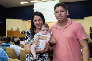 Karoline Seabra, 26 anos, técnica de atividade judiciária, com a filha, Catarina, de três meses, e o marido