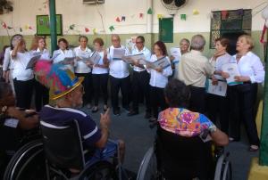 O coral de aposentados do Banco do Brasil animou o chá da tarde promovido pelo Deape