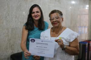 A assistente social Maria Cândida de Almeida recebeu o seu diploma ao final do curso