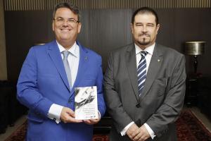 O presidente do TJ Claudio de Mello Tavares prestigia o lançamento do livro do juiz Flávio Itabaiana