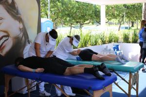 Servidores recebem massagem após a corrida