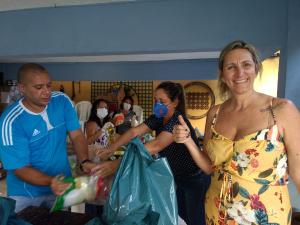 A montagem das 98 cestas que foram entregues em instituições carentes da região de Jacarepaguá, Taquara e Freguesia, na zona oeste do Rio