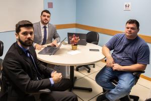 Caio Santos (de blusa azul), o advogado Raphael Gomes e o procurador do Estado Luiz Felipe Martins (de terno cinza claro) participaram de uma das conciliações realizadas nesta segunda-feira (13/6).