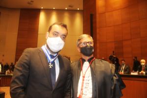 Governador Claudio Bomfim de Castro recebe colar das mãos do presidente do TJRJ, desembargador Henrique Carlos de Andrade Figueira