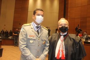 Coronel do Corpo de Bombeiros Leandro Sampaio Monteiro recebe colar das mãos do Corregedor-Geral da Justiça, desembargador  Ricardo Rodrigues Cardozo