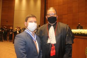 Secretário de Estado da Casa Civil, Nicola Moreira Miccione, recebe colar das mãos do 1º vice-presidente do TJRJ, desembargador José Carlos Maldonado de Carvalho