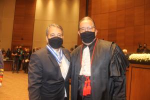 Procurador de Justiça Carlos Cícero Duarte Junior recebe colar das mãos do 1º vice-presidente do TJRJ, desembargador José Carlos Maldonado de Carvalho