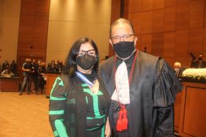 Procuradora de Justiça Marcia Rodrigues de Oliveira Piñeiro recebe colar das mãos do 1º vice-presidente do TJRJ, desembargador José Carlos Maldonado de Carvalho