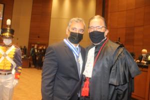 Procurador do Estado Marcello Cinelli de Paula Freitas recebe colar das mãos do 1º vice-presidente do TJRJ, desembargador José Carlos Maldonado de Carvalho