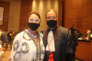 Juíza de Direito Hevelise Scheer recebe colar das mãos do 1º vice-presidente do TJRJ, desembargador José Carlos Maldonado de Carvalho