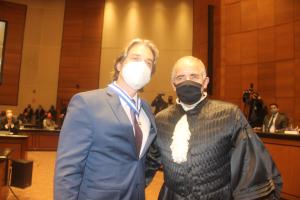 Marcelo Martins Evaristo da Silva recebe colar das mãos do 2º vice-presidente do TJRJ, desembargador Marcus Henrique Pinto Basílio