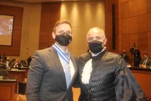 Juiz de Direito Bruno Vinicius da Rós Bodart da Costa recebe colar das mãos do 2º vice-presidente do TJRJ, desembargador Marcus Henrique Pinto Basílio