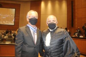 Juiz de Direito Almir Carvalho recebe colar das mãos do 2º vice-presidente do TJRJ, desembargador Marcus Henrique Pinto Basílio