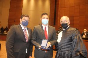 Nicolas e Eduardo Loukides recebem a homenagem póstuma à Juíza de Direito Hele Maria Loukides  das mãos do 2º vice-presidente do TJRJ, desembargador Marcus Henrique Pinto Basílio