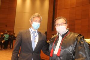 Diretor da FGV Sidnei Gonzales dos Santos recebe colar das mãos do 3º vice-presidente do TJRJ, desembargador Edson Aguiar de Vasconcelos