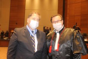 Advogado Alberto Pavie Ribeiro recebe colar das mãos do 3º vice-presidente do TJRJ, desembargador Edson Aguiar de Vasconcelos