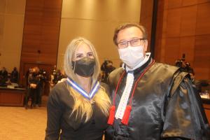 Advogada Cristiane de Medeiros Brito recebe colar das mãos do 3º vice-presidente do TJRJ, desembargador Edson Aguiar de Vasconcelos