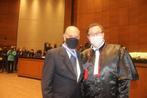 Empresário Paulo Roberto Bandeira de Mello recebe colar das mãos do 3º vice-presidente do TJRJ, desembargador Edson Aguiar de Vasconcelos