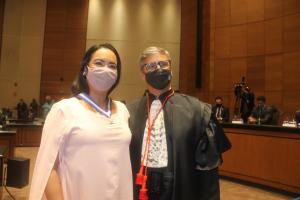 Diretora da DGTEC Virna Amorim recebe colar das mãos do presidente do TJRJ, desembargador Henrique Carlos de Andrade Figueira