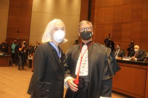 Ministra Maria Thereza Rocha de Assis recebe colar das mãos do presidente do TJRJ, desembargador Henrique Carlos de Andrade Figueira