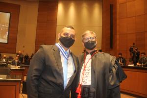 Técnico de Atividade Judiciária Felipe Zacchê Diniz recebe colar das mãos do presidente do TJRJ, desembargador Henrique Carlos de Andrade Figueira