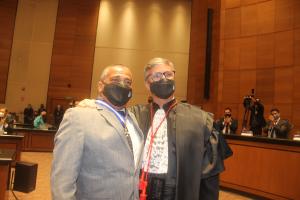 Garçom Jorge Antônio Silveira Dias recebe colar das mãos do presidente do TJRJ, desembargador Henrique Carlos de Andrade Figueira