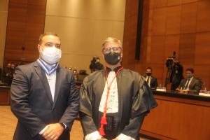 Ministro Jorge Antonio de Oliveira recebe colar das mãos do presidente do TJRJ, desembargador Henrique Carlos de Andrade Figueira