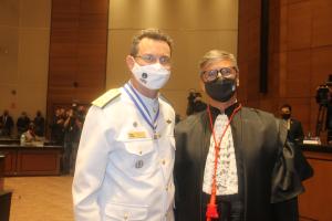 Vice-almirante Arthur Fernando Bêttega Corrêa recebe colar das mãos do presidente do TJRJ, desembargador Henrique Carlos de Andrade Figueira