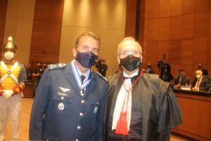 Major Brigadeiro do Ar, Luiz Guilherme Silveira Medeiros, recebe colar das mãos do Corregedor-Geral da Justiça, desembargador  Ricardo Rodrigues Cardozo