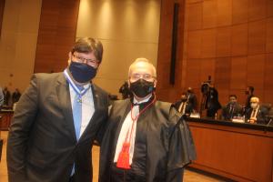 Procurador-Geral de Justiça Luciano Mattos Souza recebe colar das mãos do Corregedor-Geral da Justiça, desembargador  Ricardo Rodrigues Cardozo