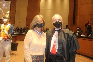 Desembargadora Edith Maria Correa Tourinho recebe colar das mãos do Corregedor-Geral da Justiça, desembargador  Ricardo Rodrigues Cardozo