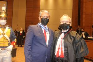 Desembargador Paulo Sérgio Velten Pereira recebe colar das mãos do Corregedor-Geral da Justiça, desembargador  Ricardo Rodrigues Cardozo