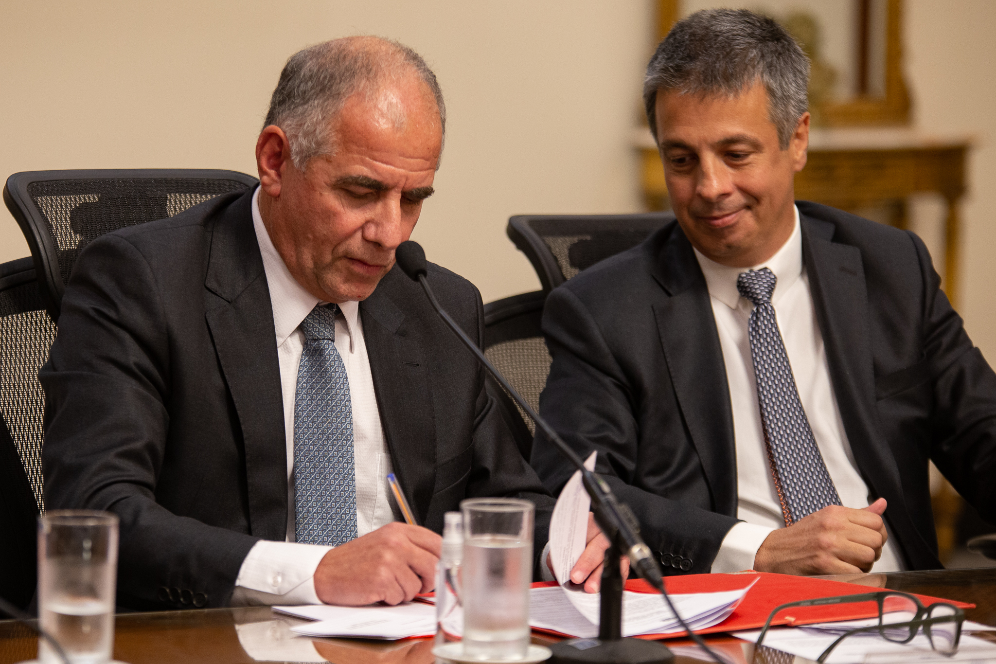 Da esquerda para direita: 2º vice-presidente do TJRJ, desembargador Marcus Henrique Pinto Basílio, ao lado do desembargador Mauro Martins, assina Termo de Cooperação