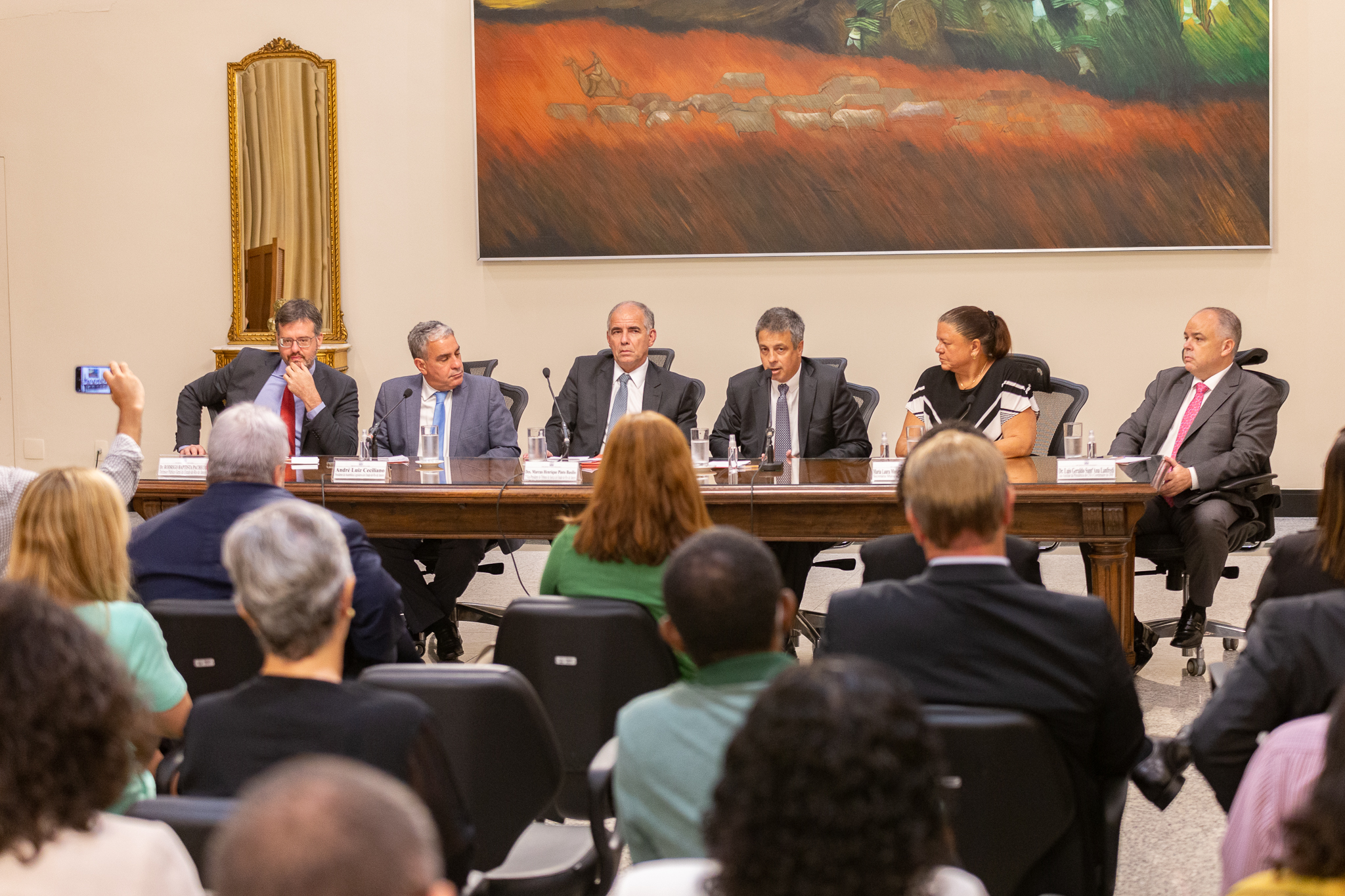 Da esquerda para direita: defensor público Rodrigo Pacheco; presidente da Alerj, André Ceciliano; 2º vice-presidente do TJRJ, desembargador Marcus Henrique Pinto Basílio; desembargador Mauro Martins; secretária de Assistência Social, Laura Carneiro; e juiz auxiliar Luís Geraldo Sant'Ana Lanfredi