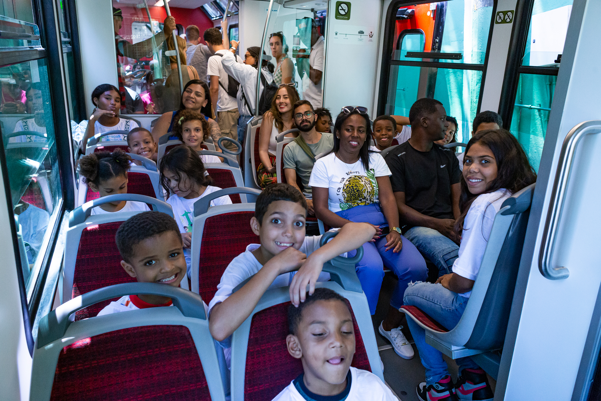 Crianças e adultos sentados no Trem do Corcovado 