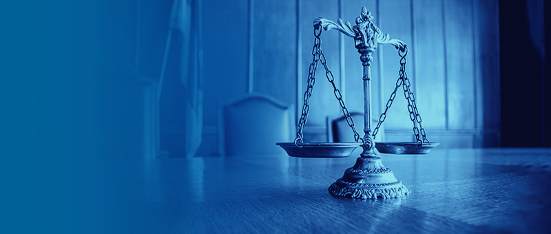 Imagem do símbolo da Justiça (balança) sob filtro azul