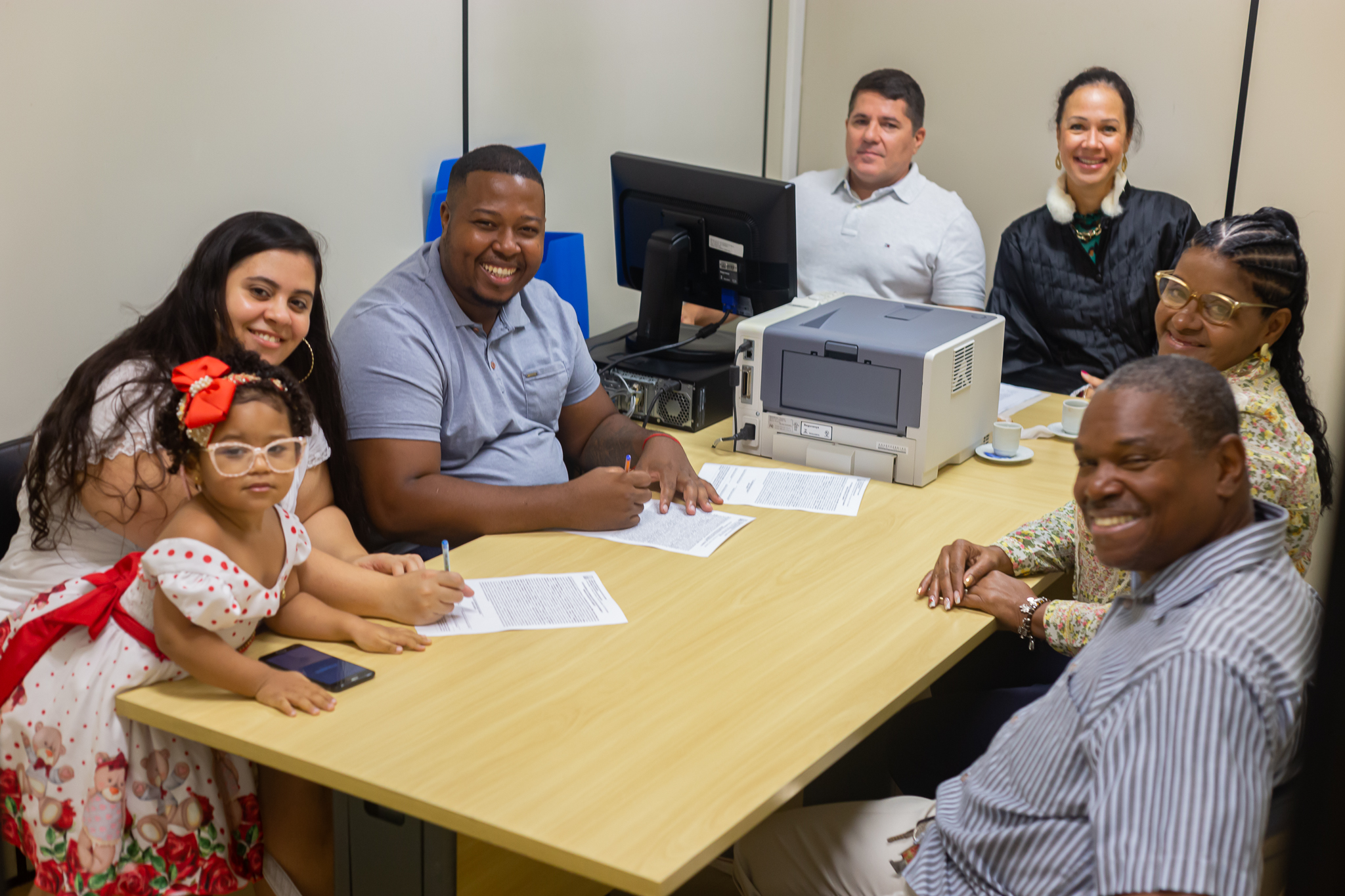 Imagem feita durante casamento comunitário. Da esquerda para direita: Amanda com a filha Emanuela no colo, William, representante da Defensoria Pública, juíza Anne Cristine Scheele e duas testemunhas.