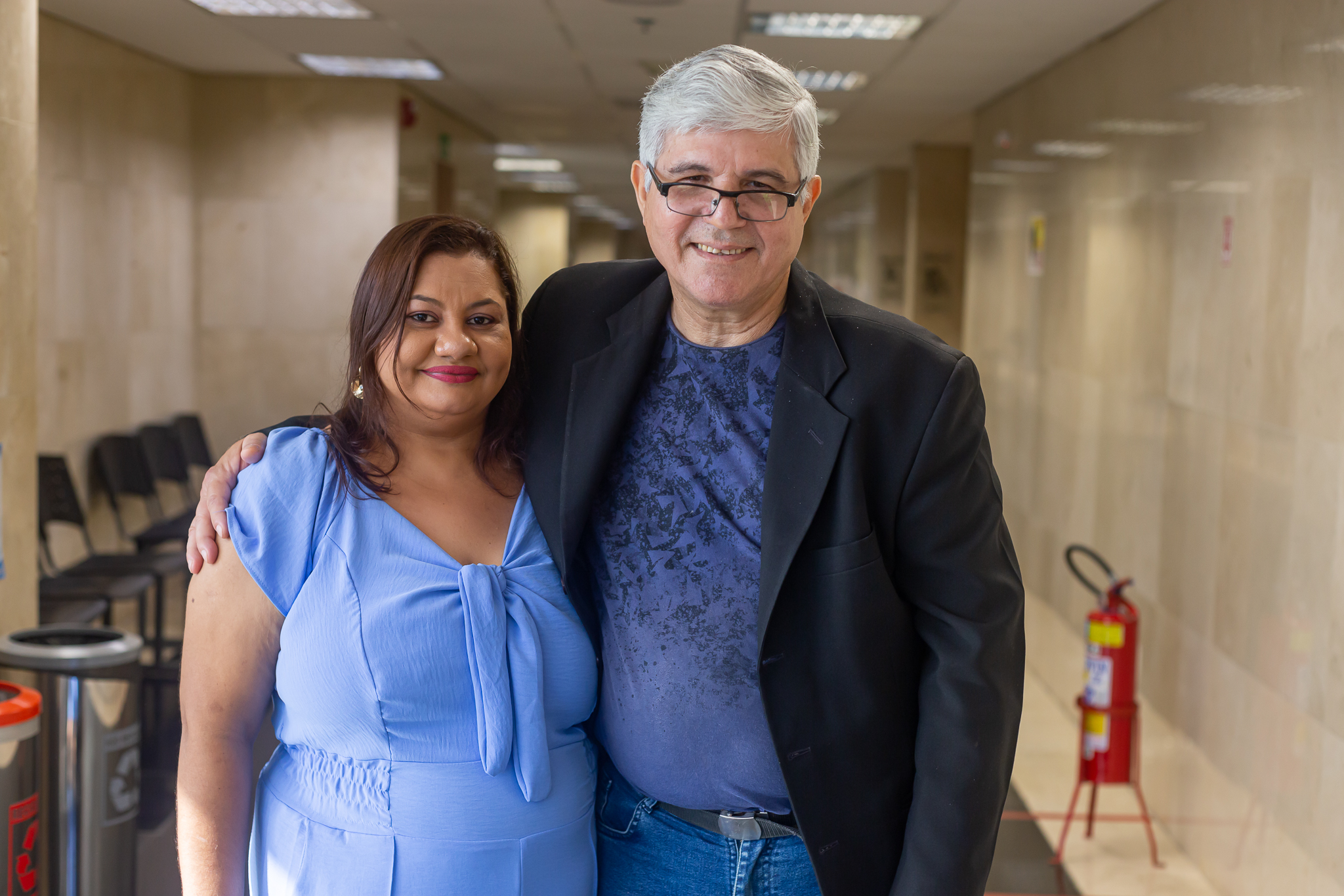 Da esquerda para direita: Verônica Soares e Roberto Schoreder posam para foto em um dos corredores do Tribunal de Justiça do Rio