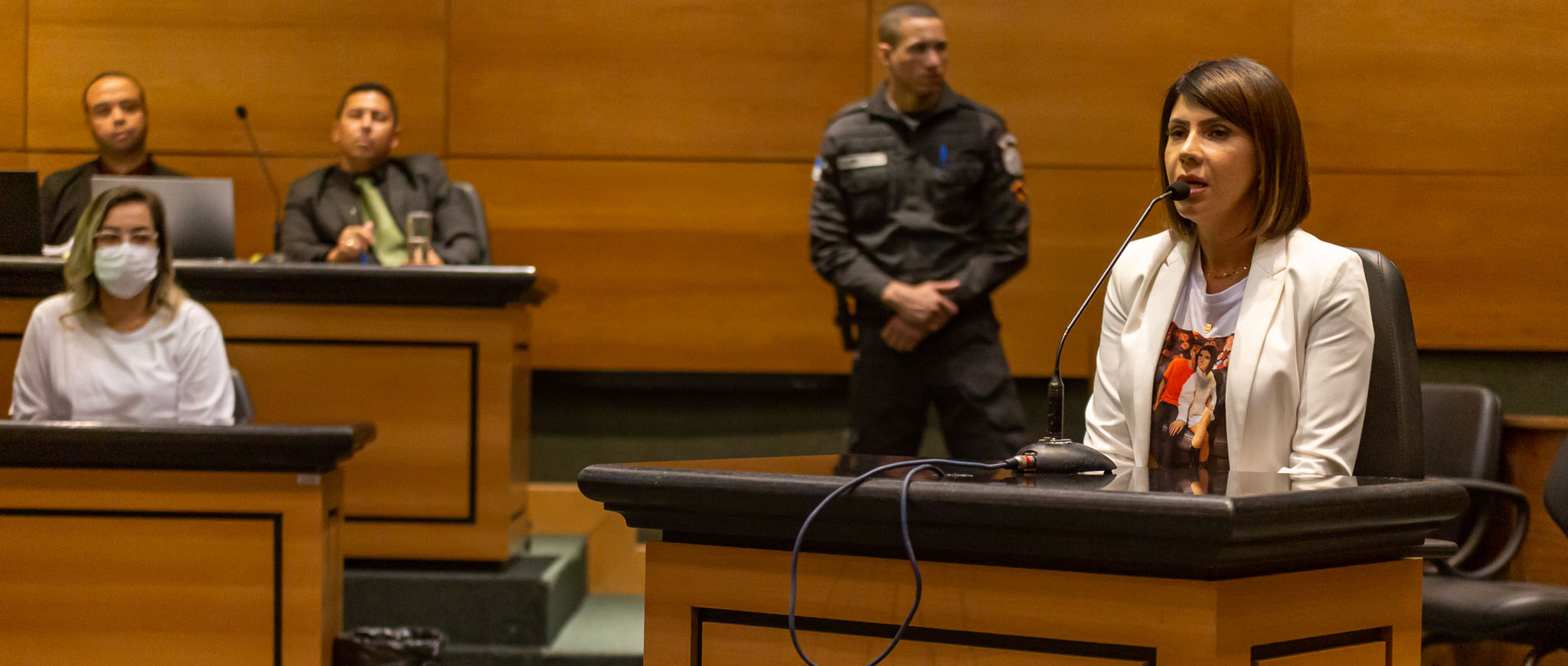 Sentadas. Ao lado direito: Jane Carvalho Cabral, uma das 22 testemunhas ouvidas na audiência de instrução. No fundo, ao lado esquerdo, a acusada Cíntia Mariano Dias Cabral