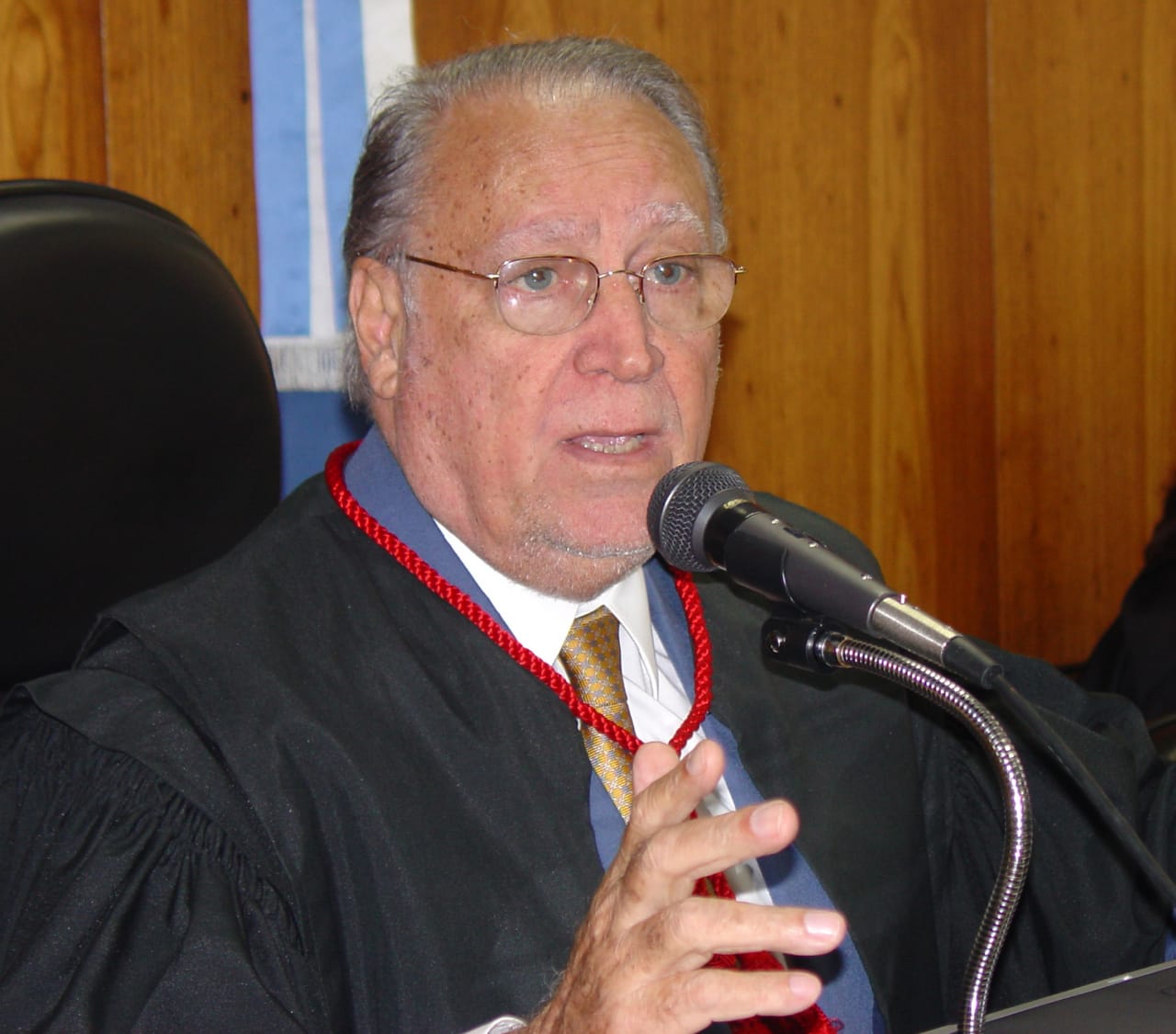 Foto do desembargador aposentado Carpena Amorim.