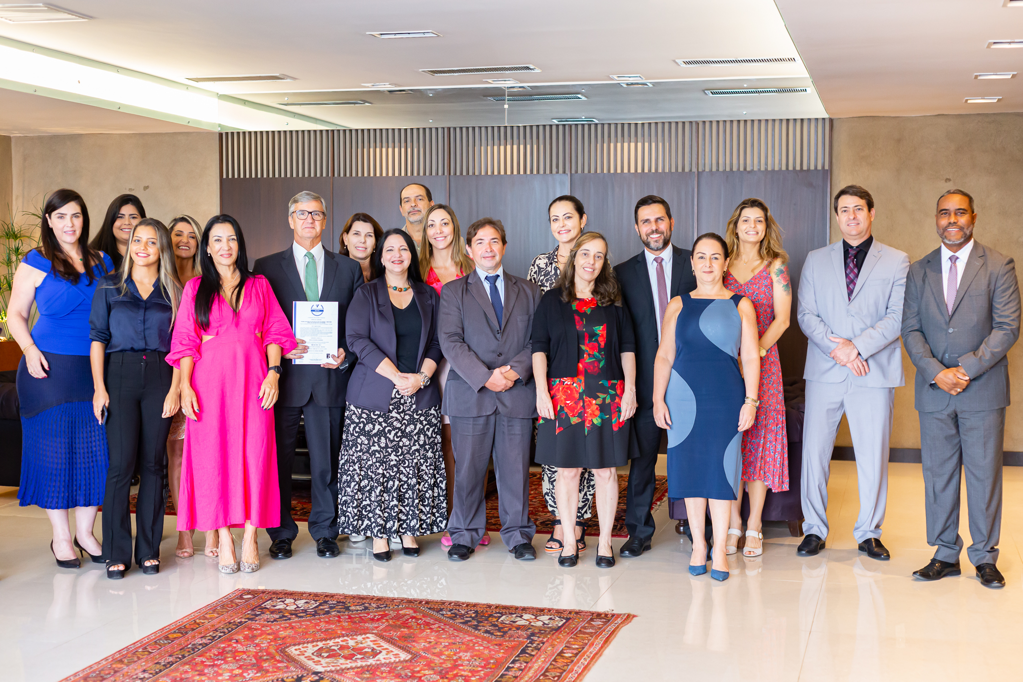 Imagem posada da equipe da Diretoria-Geral de Contratos e Licitações (DGCOL) com o presidente do TJRJ, desembargador Henrique Carlos de Andrade Figueira