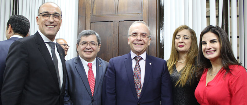 Foto posada. Da esquerda para direita: desembargadores André Luis Mançano Marques e Vitor Marcelo Aranha Afonso Rodrigues; presidente do TJRJ, desembargador Ricardo Rodrigues Cardozo; e desembargadores Lucia Regina Esteves de Magalhães, Vitor Marcelo Aranha Afonso Rodrigues e Renata Silvares França Fadel