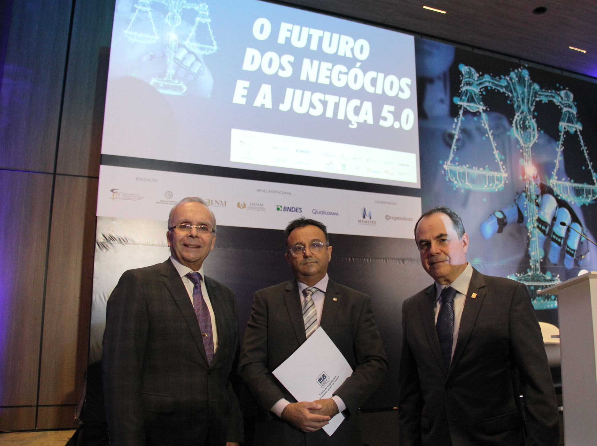 Da esquerda para direita: presidente do TJRJ, desembargador Ricardo Cardozo; diretor-geral da Escola da Magistratura do Rio, desembargador Marco Aurélio Bezerra de Mello; e o presidente do COPEDEM, desembargador Marco Villas Boas