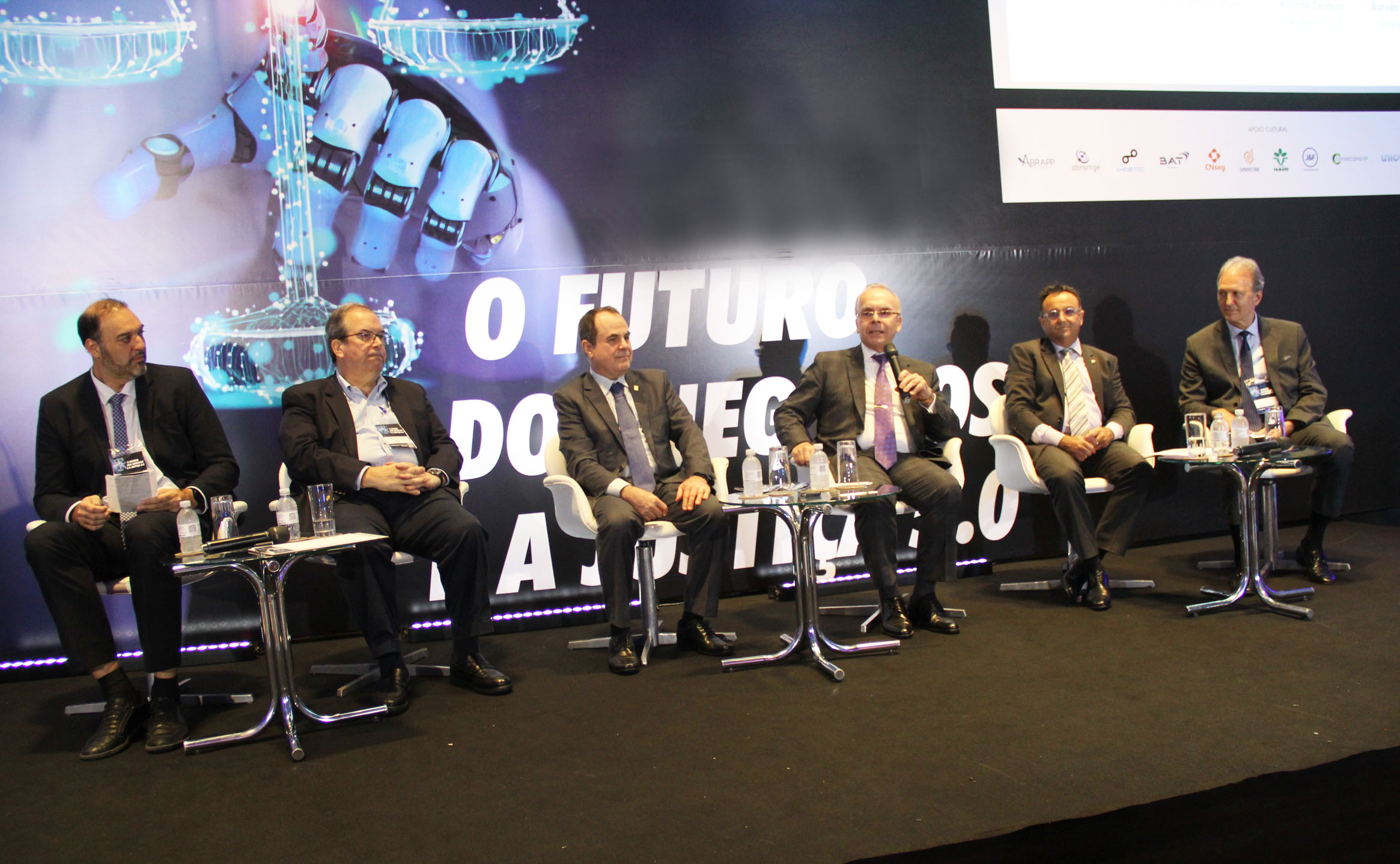 Da esquerda para direita: diretor Jurídico no BNDS, Walter Baère de Araujo Filho; ministro do STJ, Ricardo Villas Bôas Cueva; presidente do COPEDEM, desembargador Marco Villas Boas; presidente do TJRJ, desembargador Ricardo Cardozo; diretor-geral da EMERJ, desembargador Marco Aurélio Bezerra de Mello; e presidente do Instituto Combustível Legal, Emerson Kapaz