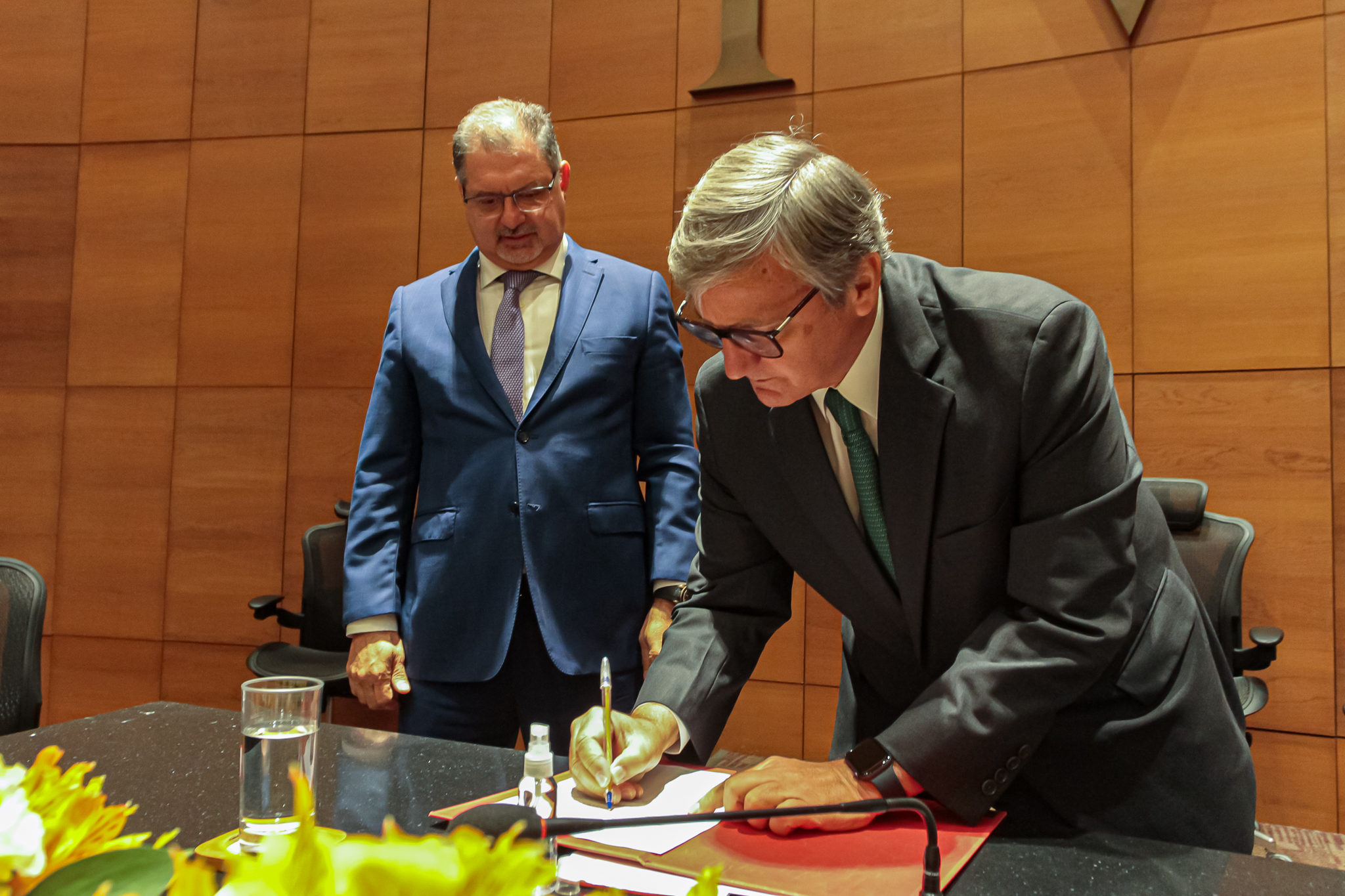Da esquerda para direita: presidente do Procon-RJ, Cássio Coelho, e presidente do TJRJ, desembargador Henrique Carlos de Andrade Figueira, assinando o acordo de cooperação