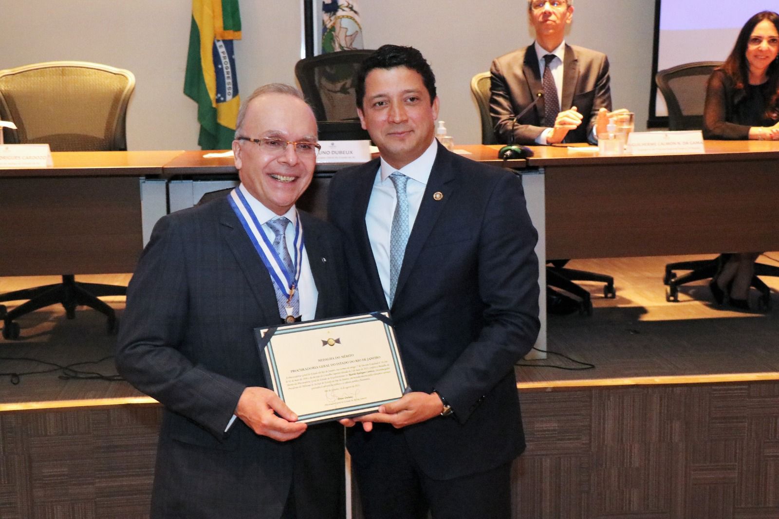http://Na foto o desembargador Ricardo Cardozo recebendo a Medalha das mãos do procurador-geral do Estado Bruno Dubeaux