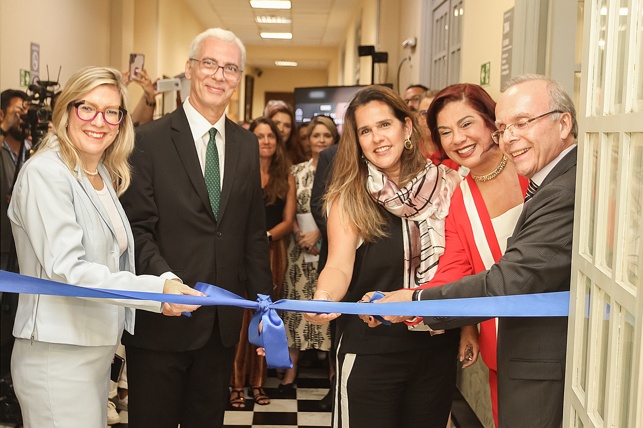 Da esquerda para a direita: Ana Paula Teixeira Delgado, diretora do Departamento de Gestão e Disseminação do Conhecimento; desembargador Wagner Cinelli de Paula Freitas, presidente do Comitê de Promoção da Igualdade de Gênero (COGEN); secretária-geral de Administração do Tribunal de Justiça, Jacqueline Leite Vianna Campos; e diretora do Museu da Justiça, Siléa Macieira, participam da abertura da exposição ao lado do presidente do TJRJ, desembargador Ricardo Rodrigues Cardozo